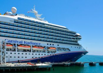 Έπεσε-και-χτύπησε-αφού-ήπιε-14-σφηνάκια-σε-κρουαζιερόπλοιο-και-πήρε-αποζημίωση-γιατί-δεν-τη-σταμάτησε-ο-μπάρμαν