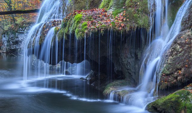 Ο-παραμυθένιος-καταρράκτης-της-Ρουμανίας-που-γεννήθηκε-από-μια-τραγική-ιστορία-αγάπης