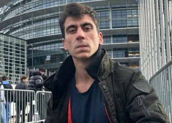 Ο-Φειδίας-Παναγιώτου-κατήγγειλε-πως-πολιτικός-του-αντίπαλος-πετάει-πέτρες-στο-σπίτι-του,-δείτε-βίντεο