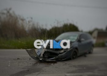 Ένας-τραυματίας-μετά-από-τροχαίο-με-δύο-αυτοκίνητα-στην-Εύβοια,-απεγκλωβίστηκε-ένας-οδηγός