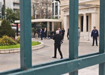 Τέσσερις-διαδηλώτριες-εισέβαλαν-στο-προαύλιο-της-Βουλής:-Στο-σημείο-Κωνσταντοπούλου,-Ηλιόπουλος-και-Καζαμίας