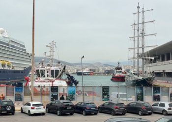 Αυτοκίνητο-έπεσε-στη-θάλασσα-στην-Ακτή-Ξαβέρη-στον-Πειραιά,-σώος-ο-54χρονος-οδηγός-–-Δείτε-βίντεο-από-το-σημείο