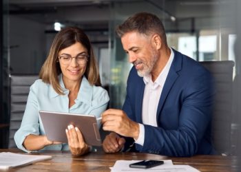 Προσλαμβάνουν-άμεσα-με-260-ευρώ-την-ημέρα-και-τηλεργασία-–-Ποιες-είναι-οι-ειδικότητες;