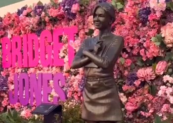 Μόνιμο-θα-είναι-πλέον-το-άγαλμα-της-Μπρίτζετ-Τζόουνς-στην-πλατεία-Λέστερ-του-Λονδίνου