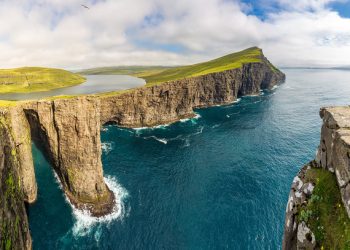 Η-λίμνη-στα-Νησιά-Φερόε-που-ξεπερνά-κάθε-φαντασία