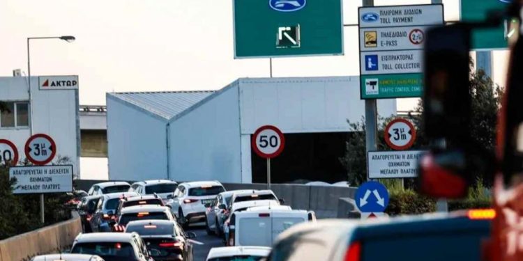 Κίνηση-στους-δρόμους:-Καραμπόλα-3-οχημάτων-στην-Αττική-οδό-–-Καθυστερήσεις-30-λεπτών