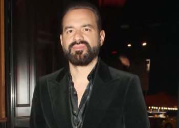 Γιώργος-Αρσενάκος:-Οι-συνεργάτες-του-στην-panik-ετοίμασαν-μία-τούρτα-–-έκπληξη-για-τα-γενέθλιά-του