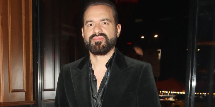 Γιώργος-Αρσενάκος:-Οι-συνεργάτες-του-στην-panik-ετοίμασαν-μία-τούρτα-–-έκπληξη-για-τα-γενέθλιά-του