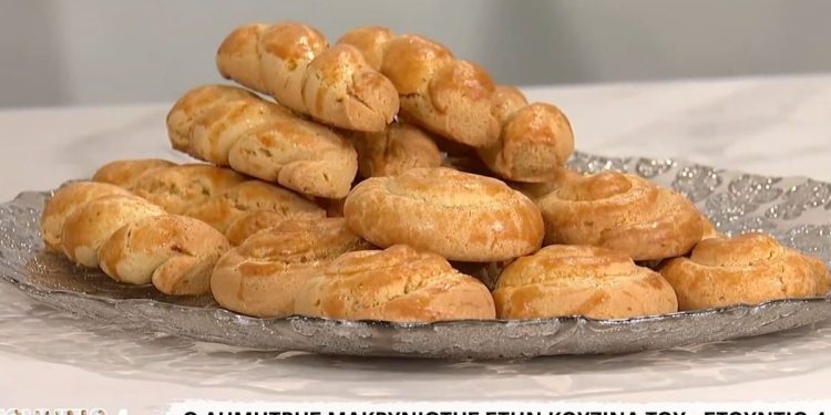 Ο-Δημήτρης-Μακρυνιώτης-φτιάχνει-πασχαλινά-κουλουράκια-χωρίς-ζάχαρη