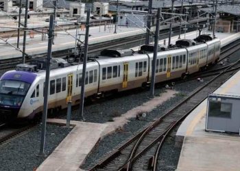 Πάτρα:-Τρένο-έπεσε-σε-αυτοκίνητο-που-ήταν-παρκαρισμένο-στις-γραμμές