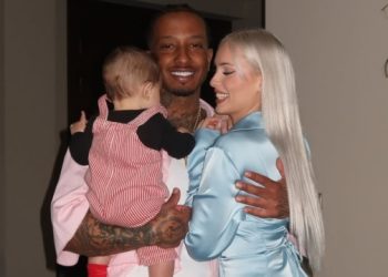 Ο-light-φωτογραφίζεται-με-τη-σύζυγό-του-και-τον-γιο-τους