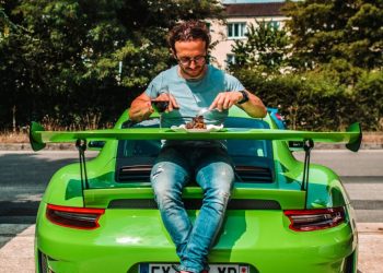 Γευματίζοντας-στην-αεροτομή-της-porsche-911-gt3-rs