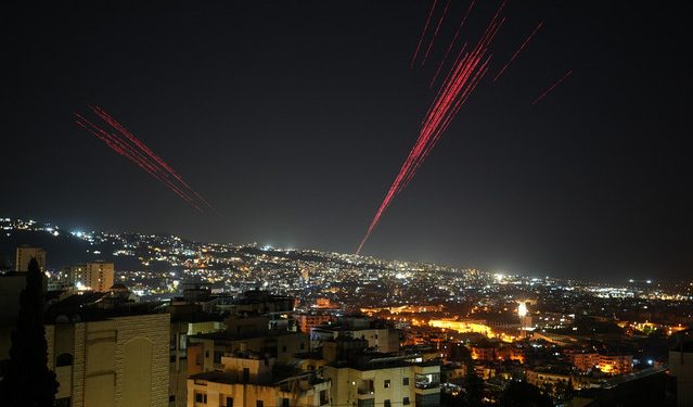 Πυρά-στα-νότια-προάστια-της-Βηρυτού-την-ώρα-έναρξης-της-εκεχειρίας-Ισραήλ-Χεζμπολάχ