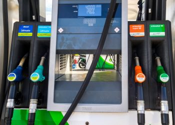 Σταθερά-πάνω-από-τα-2-ευρώ-η-τιμή-αμόλυβδης-και-ντίζελ:-Σαφάρι-οδηγών-για-τον-εντοπισμό-φθηνών-καυσίμων