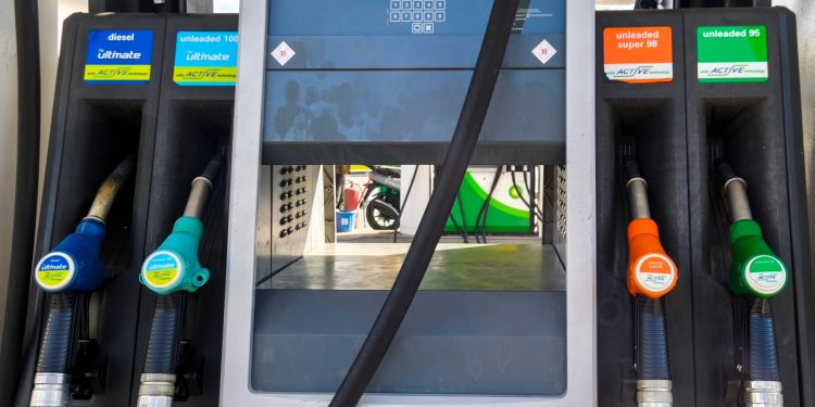 Σταθερά-πάνω-από-τα-2-ευρώ-η-τιμή-αμόλυβδης-και-ντίζελ:-Σαφάρι-οδηγών-για-τον-εντοπισμό-φθηνών-καυσίμων