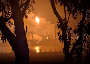 Αυστραλία:-Συνεχίζεται-η-παραγωγή-καυσίμων-παρά-τη-φωτιά-στο-διυλιστήριο-της-viva-energy