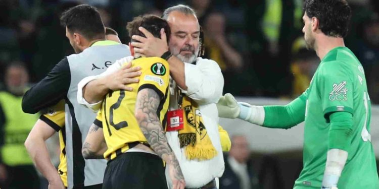 ΑΕΚ:-Ο-Ηλιόπουλος-αγκάλιασε-τους-παίκτες-μετά-τον-αποκλεισμό