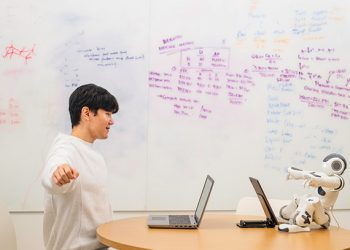 Ρομπότ-σύντροφοι-με-τεχνητή-νοημοσύνη-ενθαρρύνουν,-ακούν-και-βοηθούν-τους-ανθρώπους-να-πετύχουν-τους-στόχους-τους