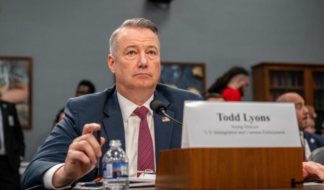Αποχωρεί-ο-διευθυντής-της-αμφιλεγόμενης-αστυνομίας-μετανάστευσης-των-ΗΠΑ,-άγνωστοι-οι-λόγοι-της-παραίτησής-του