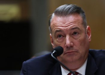 Ο-διευθυντής-της-αμφιλεγόμενης-αστυνομίας-μετανάστευσης-ice-των-ΗΠΑ-αποχωρεί