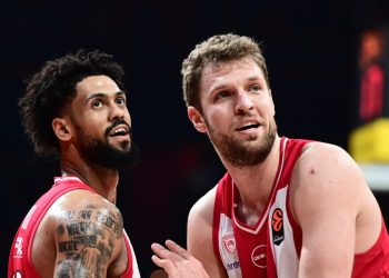 Ολυμπιακός-–-Αρμάνι-ανάλυση:-Η-κυριαρχία-των-Μιλουτίνοφ-και-Χολ-στο-«5»-και-οι-Ντόρσεϊ-–-Βεζένκοφ-έδωσαν-την-πρωτιά-στη-euroleague