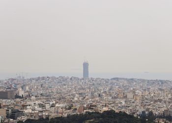 Καιρός:-Τοπικές-βροχές-και-καταιγίδες-σε-Κρήτη,-Κυκλάδες-και-Δωδεκάνησα-–-Από-Σάββατο-υποχωρεί-η-αφρικανική-σκόνη