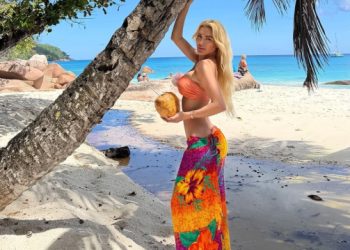 Η-Αλεξάνδρα-Παναγιώταρου-πόζαρε-ανάμεσα-σε-φοίνικες-στις-Σεϋχέλλες,-δείτε-φωτογραφίες