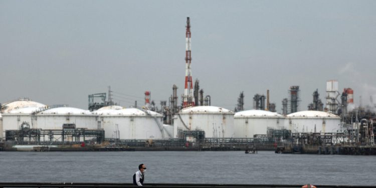 Το-πετρέλαιο-υποχωρεί-κάτω-από-τα-100-δολάρια-καθώς-οι-επενδυτές-«ποντάρουν»-στα-σενάρια-ειρήνης