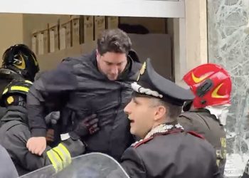 Ληστεία-α-λα-casa-de-papel-σε-τράπεζα-στη-Νάπολη:-Οι-ληστές-φορούσαν-μάσκες-διάσημων-ηθοποιών,-κράτησαν-25-ομήρους-και-διέφυγαν-με-κινηματογραφικό-τρόπο