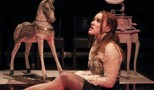 Γιατί-το-«Καταφύγιο»-είναι-η-παράσταση-που-θα-σε-ταρακουνήσει