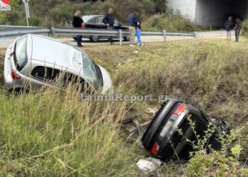 Τροχαίο-στη-Φθιώτιδα:-Συγκρούστηκαν-δύο-οχήματα-σε-παράδρομο-και-κατέληξαν-στα-χωράφια-–-Δείτε-εικόνες