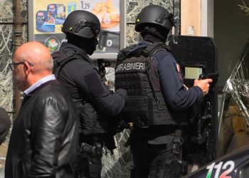 Κινηματογραφική-ληστεία-με-ομηρία-και-ριφιφί-σε-τράπεζα-στη-Νάπολη-–-Πώς-οι-δράστες-άδειασαν-τις-θυρίδες