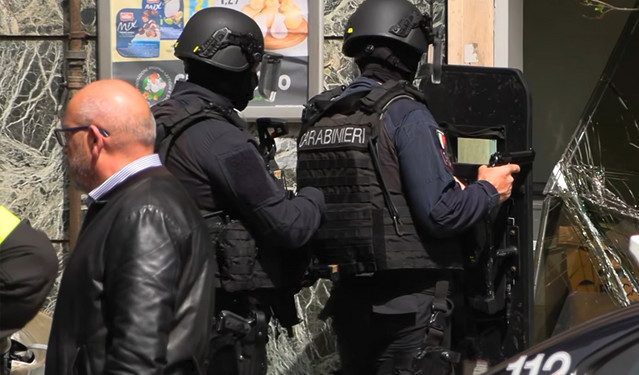 Κινηματογραφική-ληστεία-με-ομηρία-και-ριφιφί-σε-τράπεζα-στη-Νάπολη-–-Πώς-οι-δράστες-άδειασαν-τις-θυρίδες