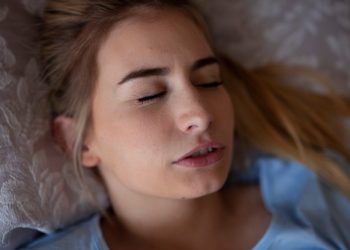 Πώς-θα-καταλάβετε-ότι-τρίζετε-τα-δόντια-σας-το-βράδυ-και-τι-μπορείτε-να-κάνετε