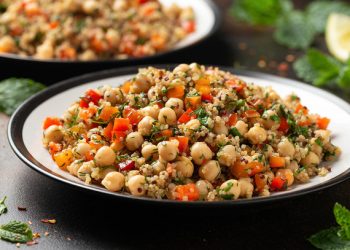 Σαλάτα-κινόα-με-λαχανικά-και-ρεβίθια