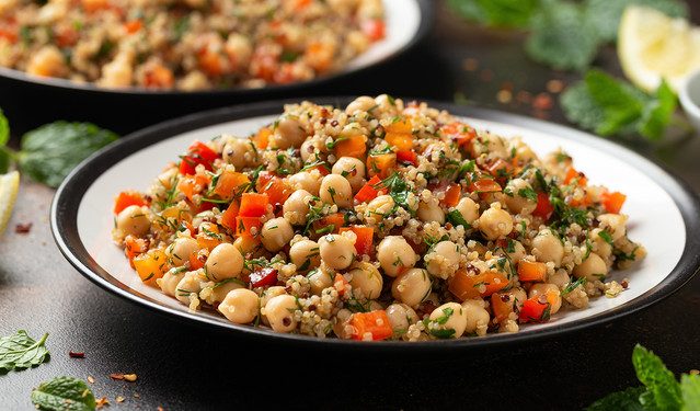 Σαλάτα-κινόα-με-λαχανικά-και-ρεβίθια
