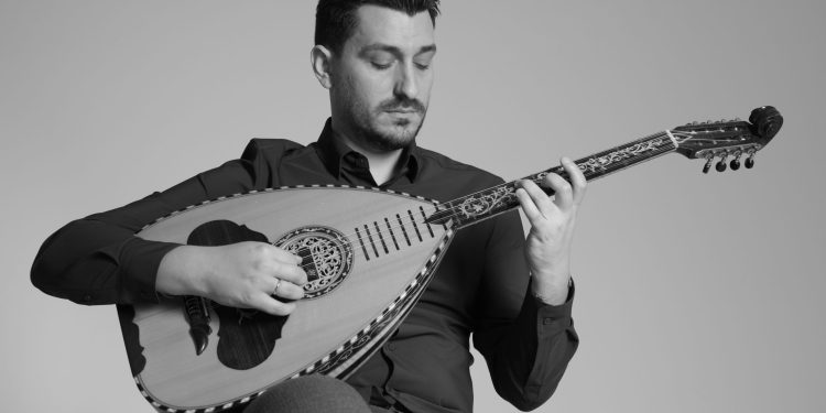 Το-λαούτο-ως-εξομολόγηση:-Ο-Βασίλης-Κώστας-συγκινεί-βαθιά-με-το-“lena”