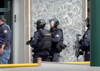 Κινηματογραφική-ληστεία-σε-τράπεζα-στη-Νάπολη:-Οι-δράστες-φορούσαν-μάσκες-ηθοποιών,-κράτησαν-ομήρους,-άδειασαν-τις-θυρίδες-και-έφυγαν-από-τούνελ