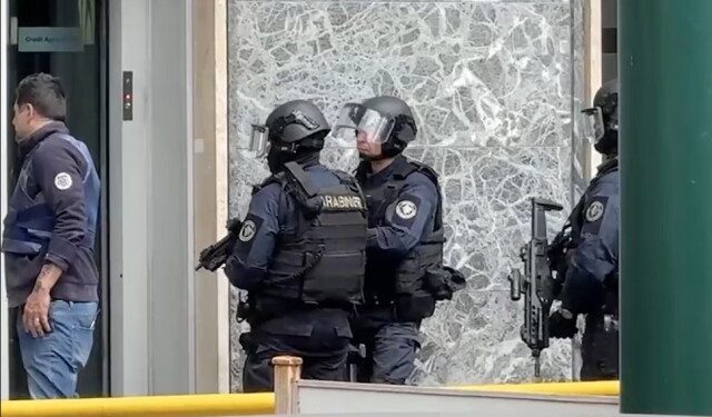 Κινηματογραφική-ληστεία-σε-τράπεζα-στη-Νάπολη:-Οι-δράστες-φορούσαν-μάσκες-ηθοποιών,-κράτησαν-ομήρους,-άδειασαν-τις-θυρίδες-και-έφυγαν-από-τούνελ