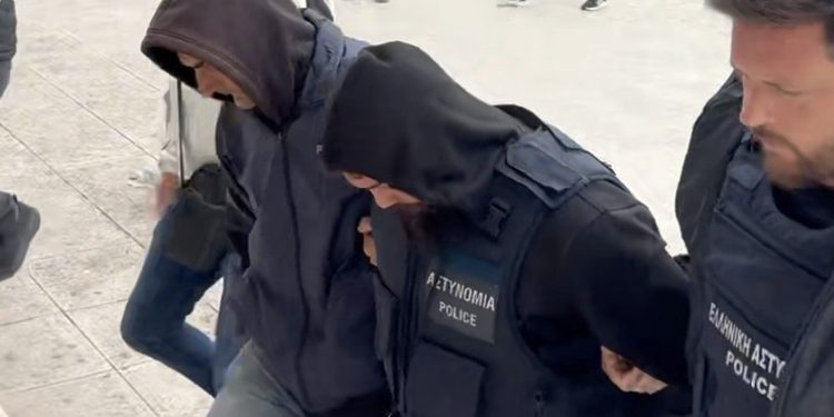 Κεφαλονιά:-Τι-ισχυρίστηκε-για-το-αίμα-στο-δωμάτιο-ο-26χρονος-πρώην-αρσιβαρίστας-–-Θρήνος-στην-κηδεία-της-19χρονης-Μυρτούς