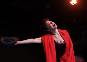 «nina-2»-στο-theatre-of-the-no:-Ένας-μονόλογος-για-τον-χρόνο,-τη-σκηνή-και-όσα-μένουν-όταν-σβήσουν-τα-φώτα