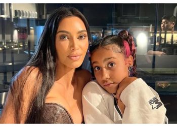 Κιμ-Καρντάσιαν:-Η-κόρη-της-μας-επιδεικνύει-τα-14-καρατίων…-δόντια-της!