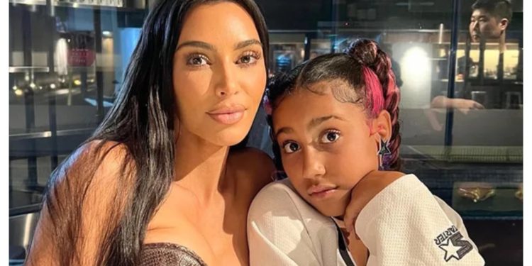 Κιμ-Καρντάσιαν:-Η-κόρη-της-μας-επιδεικνύει-τα-14-καρατίων…-δόντια-της!