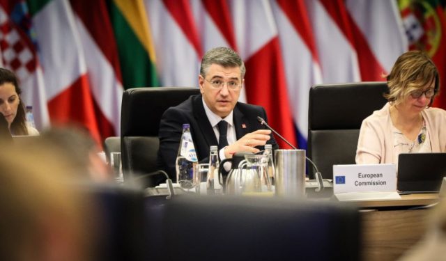 Τζιτζικώστας:-Η-ΕΕ-διαθέτει-επαρκή-ποσότητα-καυσίμων-για-αεροδρόμια-και-αεροσκάφη,-δεν-υφίσταται-ζήτημα-ελλείψεων-τις-επόμενες-εβδομάδες