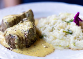 Μοσχαράκι-με-κρεμώδη-σάλτσα-μουστάρδας