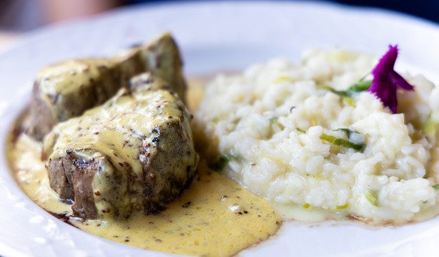 Μοσχαράκι-με-κρεμώδη-σάλτσα-μουστάρδας