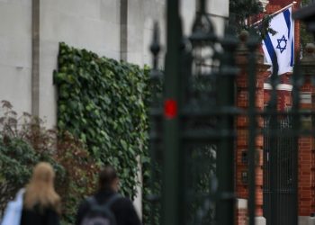 Συναγερμός-στο-Λονδίνο:-Οργάνωση-υποστηρίζει-ότι-μετέφερε-επικίνδυνες-ουσίες-με-drone-στην-πρεσβεία-του-Ισραήλ