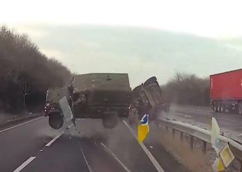 Βρετανία:-Βίντεο-από-τροχαίο-με-στρατιωτικό-όχημα-να-φέρνει-«τούμπες»-σε-αυτοκινητόδρομο
