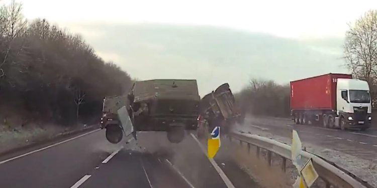 Βρετανία:-Βίντεο-από-τροχαίο-με-στρατιωτικό-όχημα-να-φέρνει-«τούμπες»-σε-αυτοκινητόδρομο