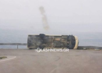 Ανετράπη-λεωφορείο-στον-δρόμο-για-την-Ανώπολη-στα-Χανιά-ενώ-ο-σφοδρός-άνεμος-σήκωνε-πέτρες-στα-Σφακιά